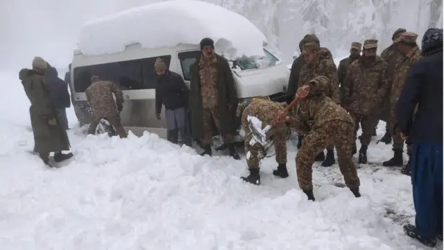 हिउँमा फसेको हटाउने प्रयास गर्दै सेना