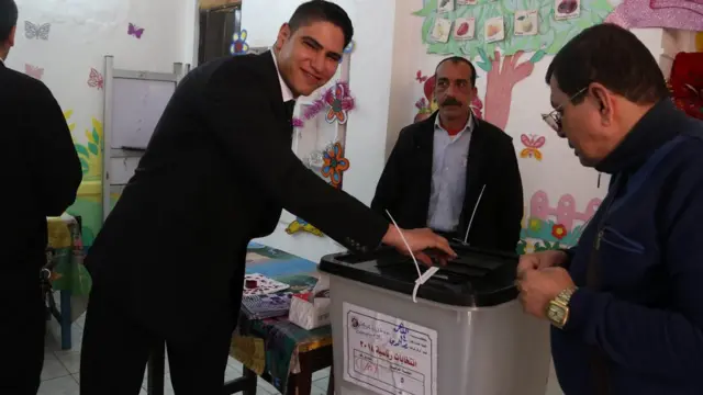 رجل الأعمال أبو هشيمة يدلي بصوته في الانتخابات