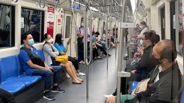 ผู้โดยสารในรถไฟใต้ดินในช่วงเช้าวันแรก (1 ต.ค.) ของกลายคลายล็อกดาวน์ในรอบ 5 เดือน