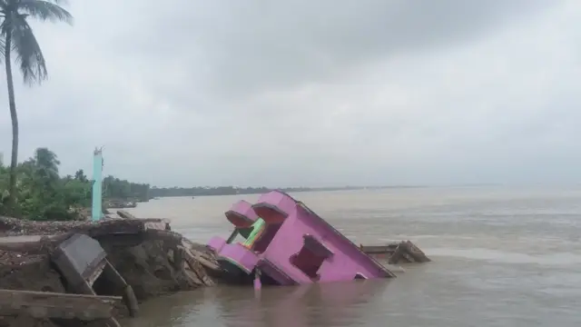 নদী গর্ভের এরকম তলিয়ে যাচ্ছে একের পর এক স্থাপনা