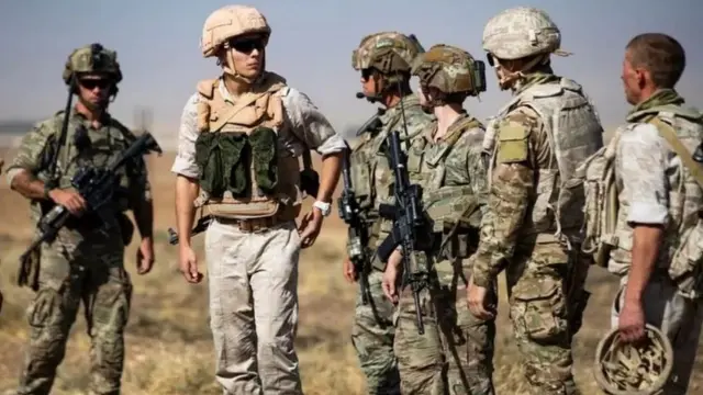Rusiya və ABŞ hərbçiləri Suriyada gülümsəyərək birlikdə şəkil çəkdirirlər. Bu necə mümkün oldu Rusiya və ABŞ hərbçiləri