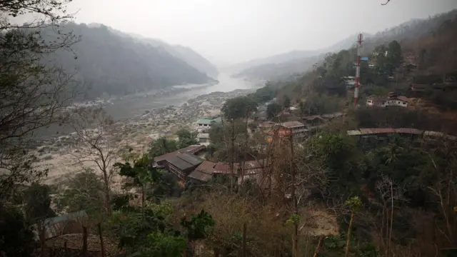 ภาพชุมชนชายแดนริมแม่น้ำ