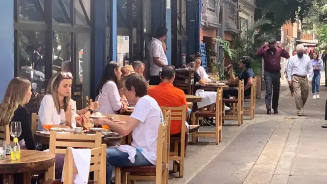 Gente en una terraza de un restaurante en CDMX