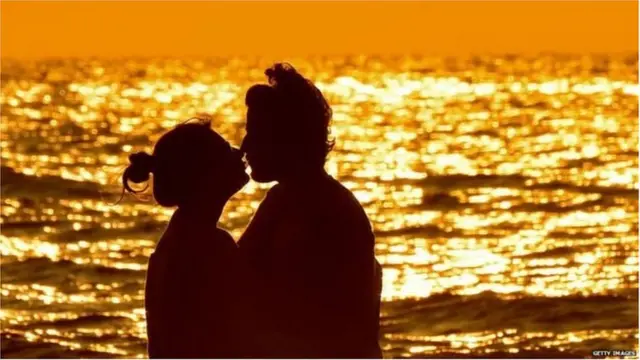 ప్రేమను మర్చిపోతున్నారు