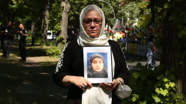 متظاهرة امام السفارة الإيرانية في المانيا