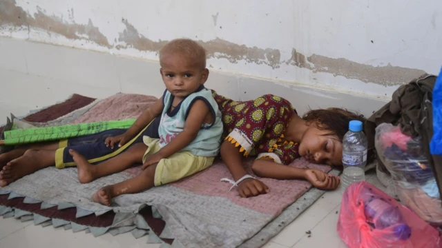 Дети в лагере беженцев в школе провинции Синд, 29 августа 2022