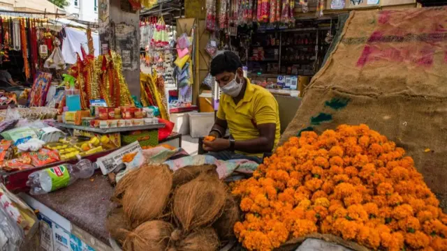 దిల్లీలో ఒక గుడి ముందు పూజా సామగ్రి దుకాణం