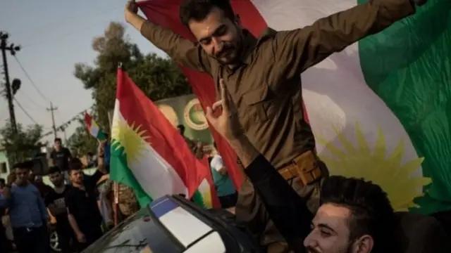 जश्न मनाते लोग