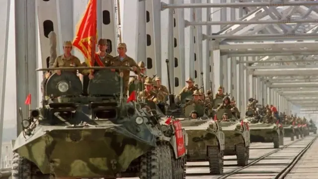 سربازان شوروی در سال ۱۹۸۸ از افغانستان خارج شدند ولی روسیه با طالبان گفت‌وگو می‌کند