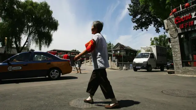 Una anciana vigila las calles de Pekín como voluntaria.