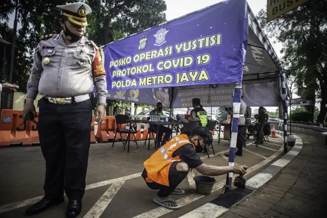 Polisi dan warga