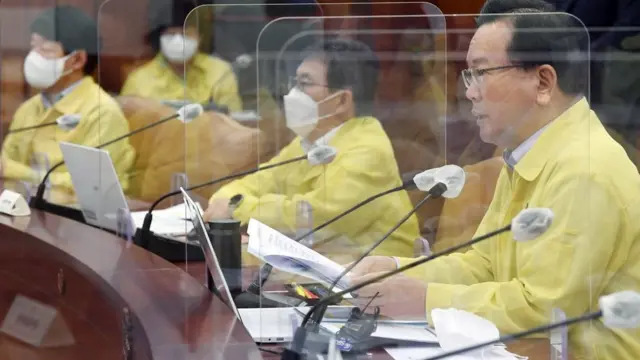 김부겸 국무총리가 3일 오전 서울 종로구 정부서울청사에서 열린 코로나19 중앙재난안전대책본부 회의에서 거리두기 조정안을 발표하고 있다