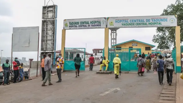 Entrée principale de l'hôpital général de Yaoundé, le 6 mars 2020