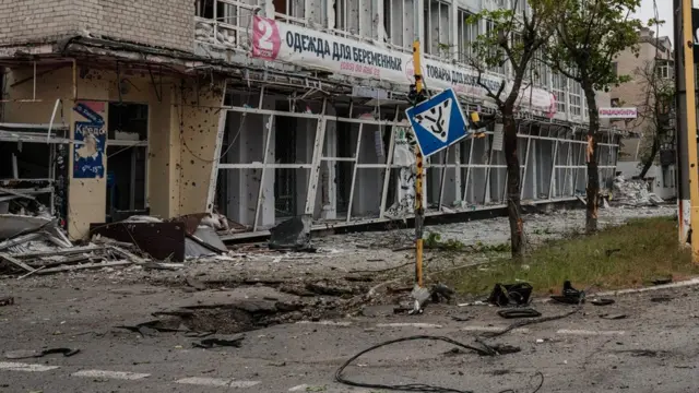 A destoyed buidling by shelling in Severodonetsk on 18 May 2022