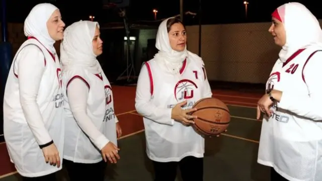 En raison des interdictions faites aux femmes, la première équipe saoudienne de basketball n'a été constituée qu'en 2009.