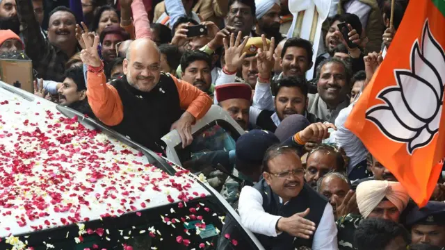 સમર્થકો વચ્ચે અમિત શાહ