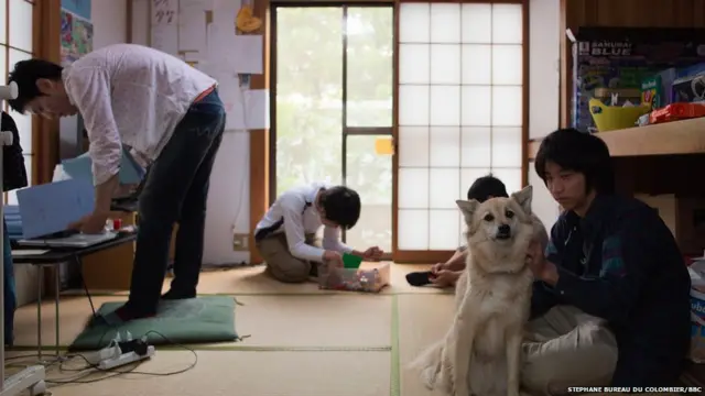 A dog hangs out with pupils at Tamagawa Free School