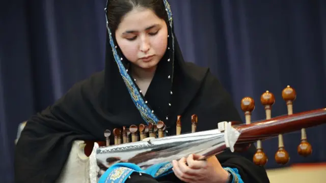 తాలిబాన్ల పాలన అనంతమయిన తర్వాత కళాకారులకు స్వేచ్ఛ లభించింది.