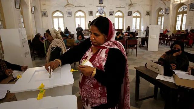 મહિલા મતદાન કરી રહી છે