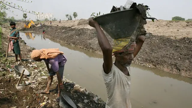 நூறு நாள் வேலைத் திட்டம்