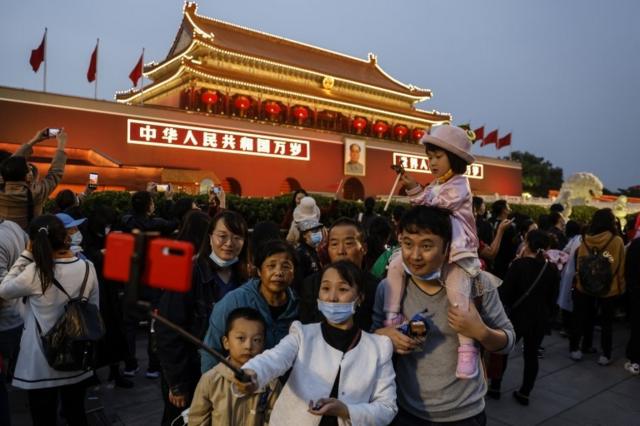 Una familia china se toma una foto en Pekín