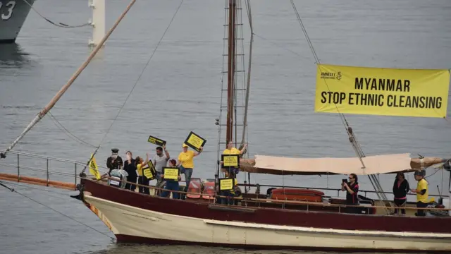 রোহিঙ্গা হত্যার বিচার চেয়ে সিডনি হারবারে এমনেস্টি ইন্টারন্যাশনালের বিক্ষোভ। ১৬ই মার্চ ২০১৮ সালে সিডনিতে অস্ট্রেলিয়া এবং আসিয়ান জোটের এক বৈঠকের সময় এই বিক্ষোভ হয়।