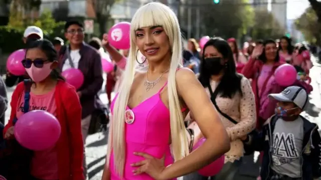 Мешканці Болівії перед прем'єрою фільму "Барбі"