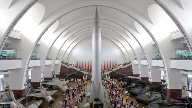 中国博物馆展出的一枚核导弹模型展品。