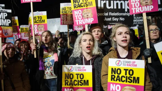 Dibadbaxayaal shalay isugu tagay safaaradda US ee London.