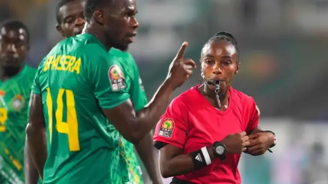 Salima Mukansanga (à droite) officiant lors de la Coupe d'Afrique des Nations 2021.