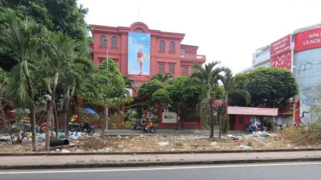 Người dân tự do xả rác la liệt trước cổng trường quốc tế Việt Úc ở chi nhánh trên đường Phan Xích Long, quận Bình Thạnh và tự do "xả rác" trên các phương tiện truyền thông và mạng xã hội v.v làm "ô nhiễm môi trường sống" mà ngỡ là đã có được tự do