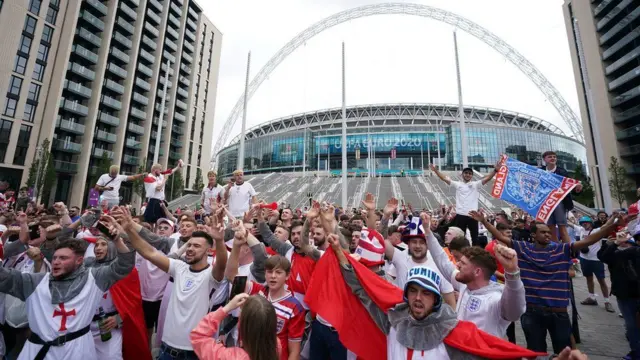 લંડનના વેમ્બલે સ્ટેડિયમની બહાર હજારો લોકો ભેગા થયા છે