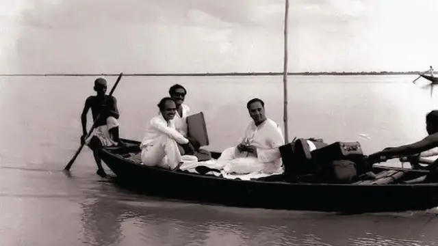 Dushdagi yalangoch qizlar fotosurati Qiz videoda klitorini chiroyli tarzda namoyish etadi.