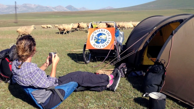 "Я пошла вокруг света не потому, что не знала страха, - рассказывает Максвелл. - А скорее потому, что страшно боялась"