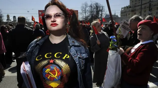 Mulher na Rússia usando camiseta da União Soviética