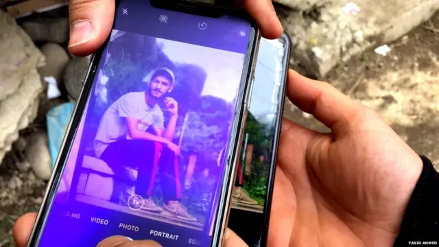 अपने फ़ोन में फ़ैसल की तस्वीर दिखाते यासिर अहमद