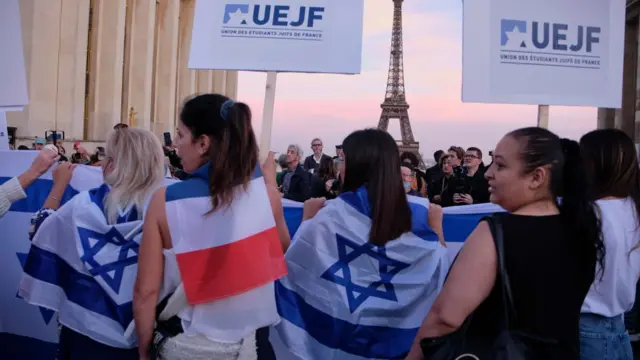 イスラエルを支持するデモに参加するユダヤ系フランス人学生組合の学生たち(10月9日、パリ)
