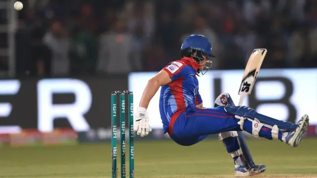 پشاور زلمی کی جانب سے حسن علی اور ثمین گل نے ایک ایک وکٹ حاصل کی۔