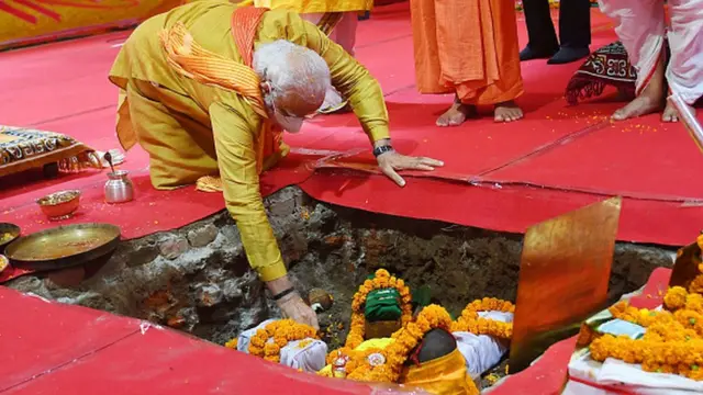 భూమిపూజలో మోదీ