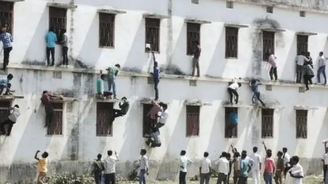 ਭਾਰਤ ਵਿੱਚ ਕਿਸੇ ਥਾਂ ਨਕਲ ਮਰਵਾਉਂਦੇ ਲੋਕ