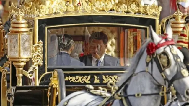 ၂၀၁၅ ကမှ ယူကေ ဝန်ကြီးချုပ် ဒေးဗစ် ကန်မရွန်က တရုတ်သမ္မတ ရှီကျင့်ဖျင်ကို ကော်ဇောနီနဲ့သာမက ဘုရင်မကြီးရဲ့ ရွှေမြင်းလှည်းနဲ့ပါ ကြိုဆိုခဲ့