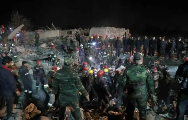 З-під завалів намагаються витягти людей