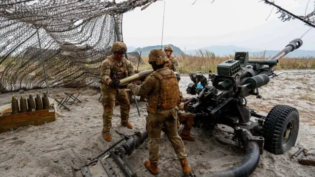 अभ्यास करते सैनिक