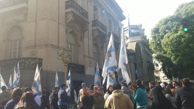 Manifestaçãoxiamen vbet electronics co. ltdfrente ao Palácio San Martín