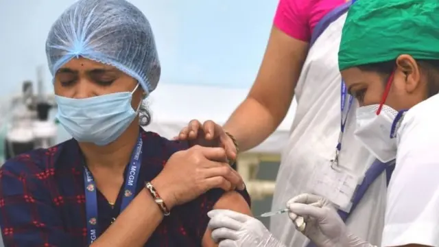કોરોનાની રસી લેતા બહેન