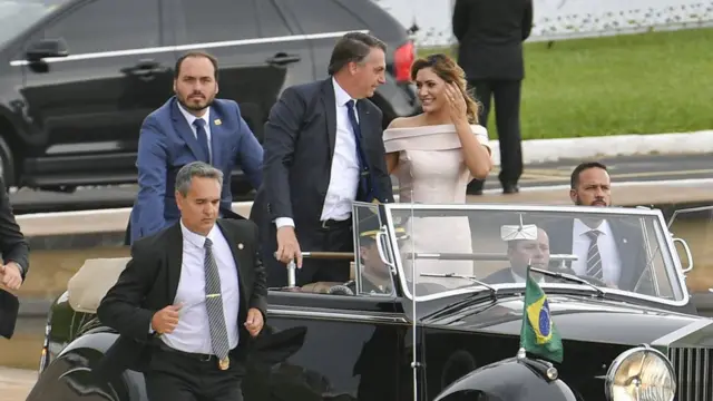 Carlos, Jair e Michelle Bolsonaro durante a posse presidencial