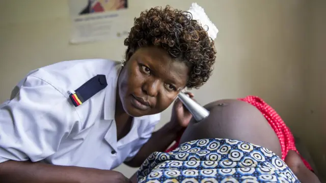 Nọọsi agbẹbi n ṣe ayẹwo alaboyun kan