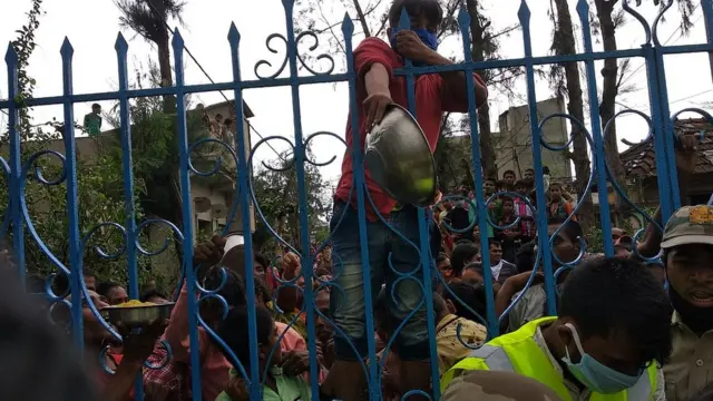 ত্রাণ ও খাবারের দাবিতে কাকদ্বীপে বিডিও-র (ব্লক ডেভেলপমেন্ট অফিস) দপ্তরের সামনে বিক্ষোভ