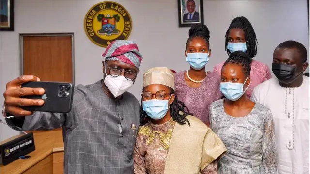 Gomina Sanwo-olu pẹlu Ẹniọla Ajala, gomina ọlọjọ kan ni ipinlẹ eko fun ọdun 2021