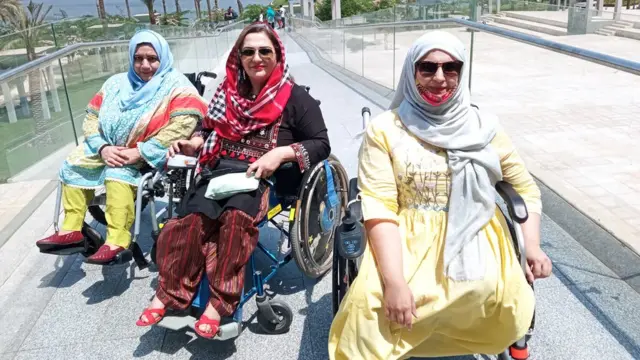 Instagram: @itanzilakhan